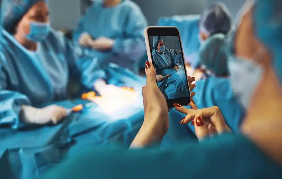 Personnel soignant utilisant un smartphone en salle d'intervention
