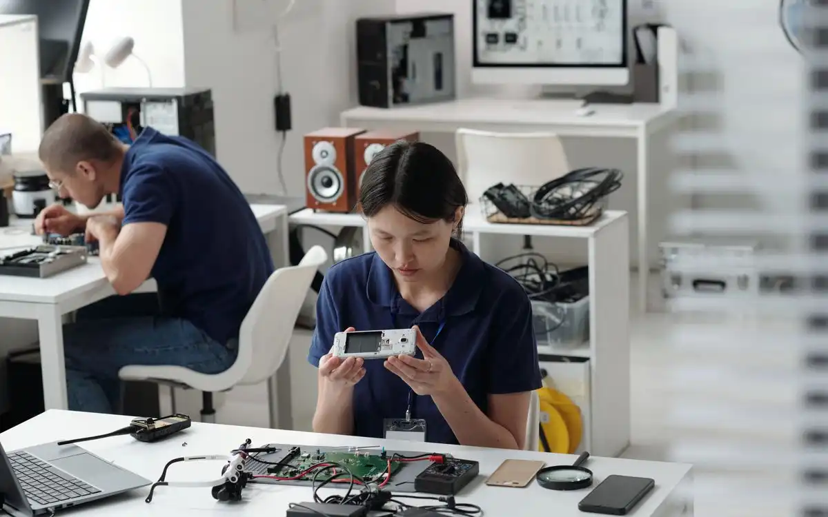 Techniciens Digigreen reconditionnant des appareils en atelier